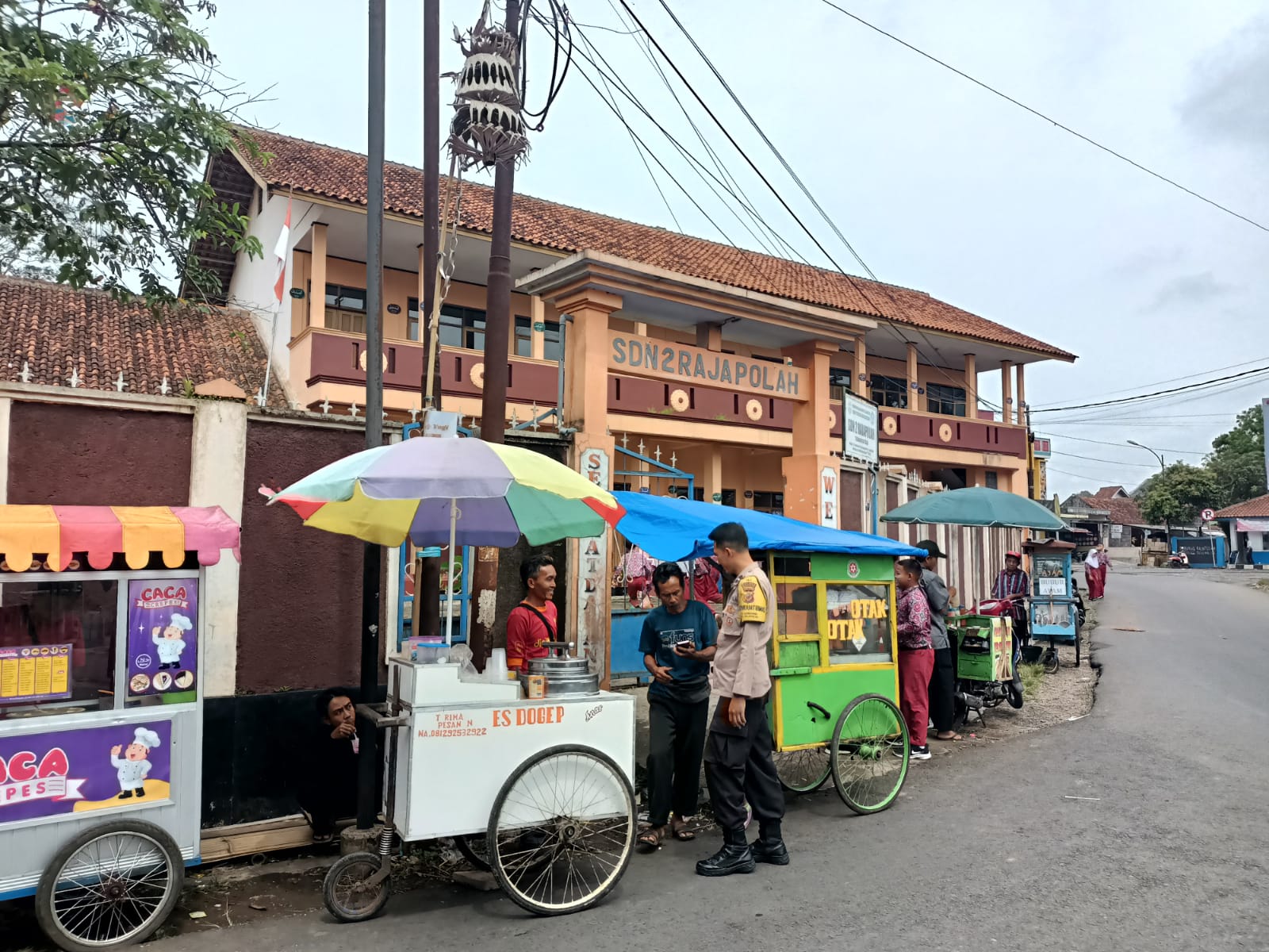 Personel Polsek Gunungtanjung  Dan Pihak Sekolah, Melakukan Pengecekan Pedagang  Makanan Anak, Pastikan Daganganntq . Aman Untuk Dikonsumsi