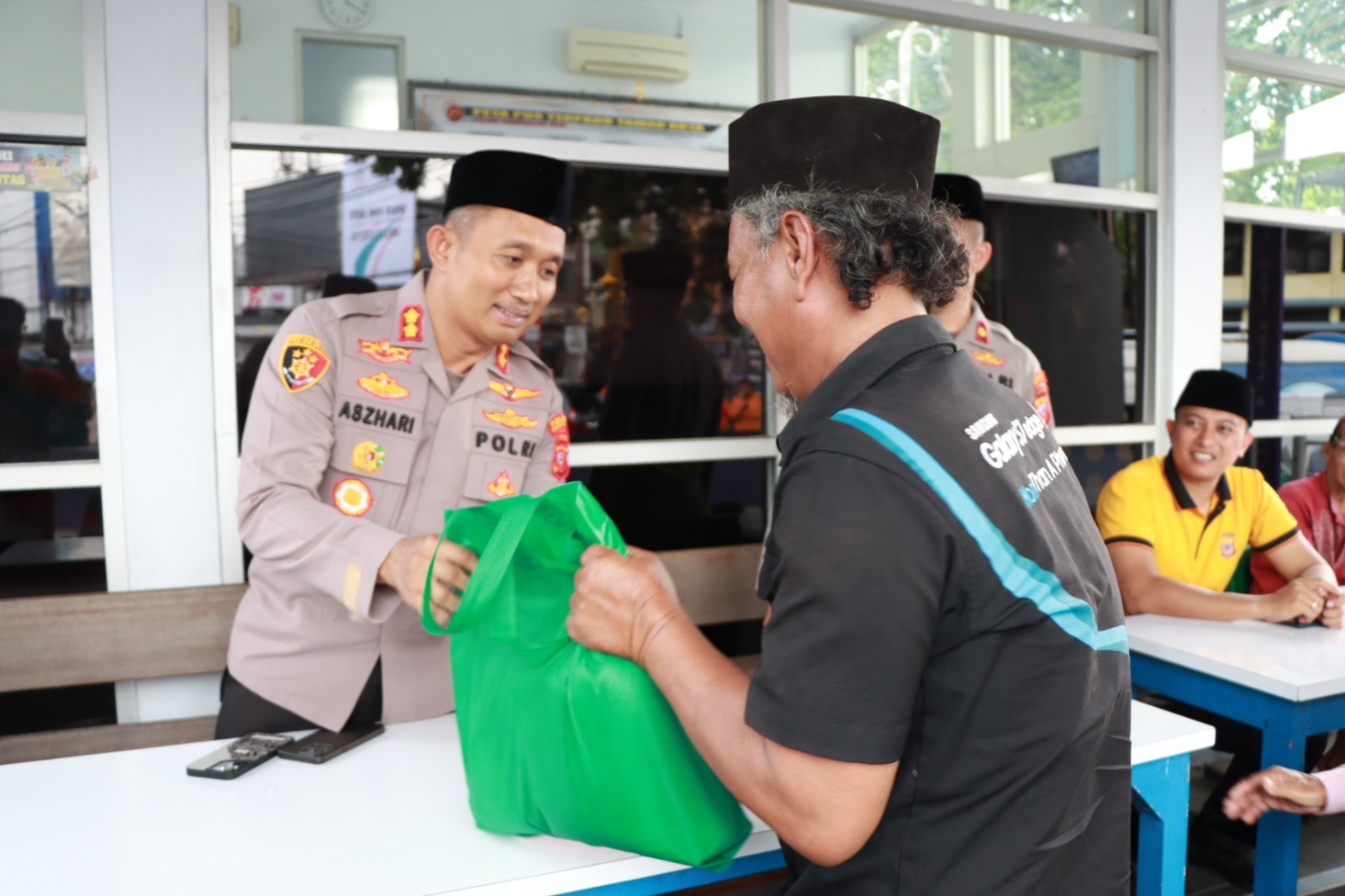 Silaturahmi Kamtibmas Kapolres Tasikmalaya Kota, Bagikan Paket Sembako Saat Kegiatan Jumat Curhat Kepada Abang Becak