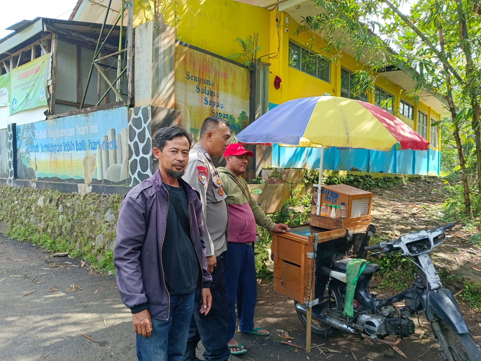Bhabinkamtibmas Kelurahan Gunungtandala Himbau Pedagang Jajanan Anak Sekolah, Tidak Menjual Chikbul