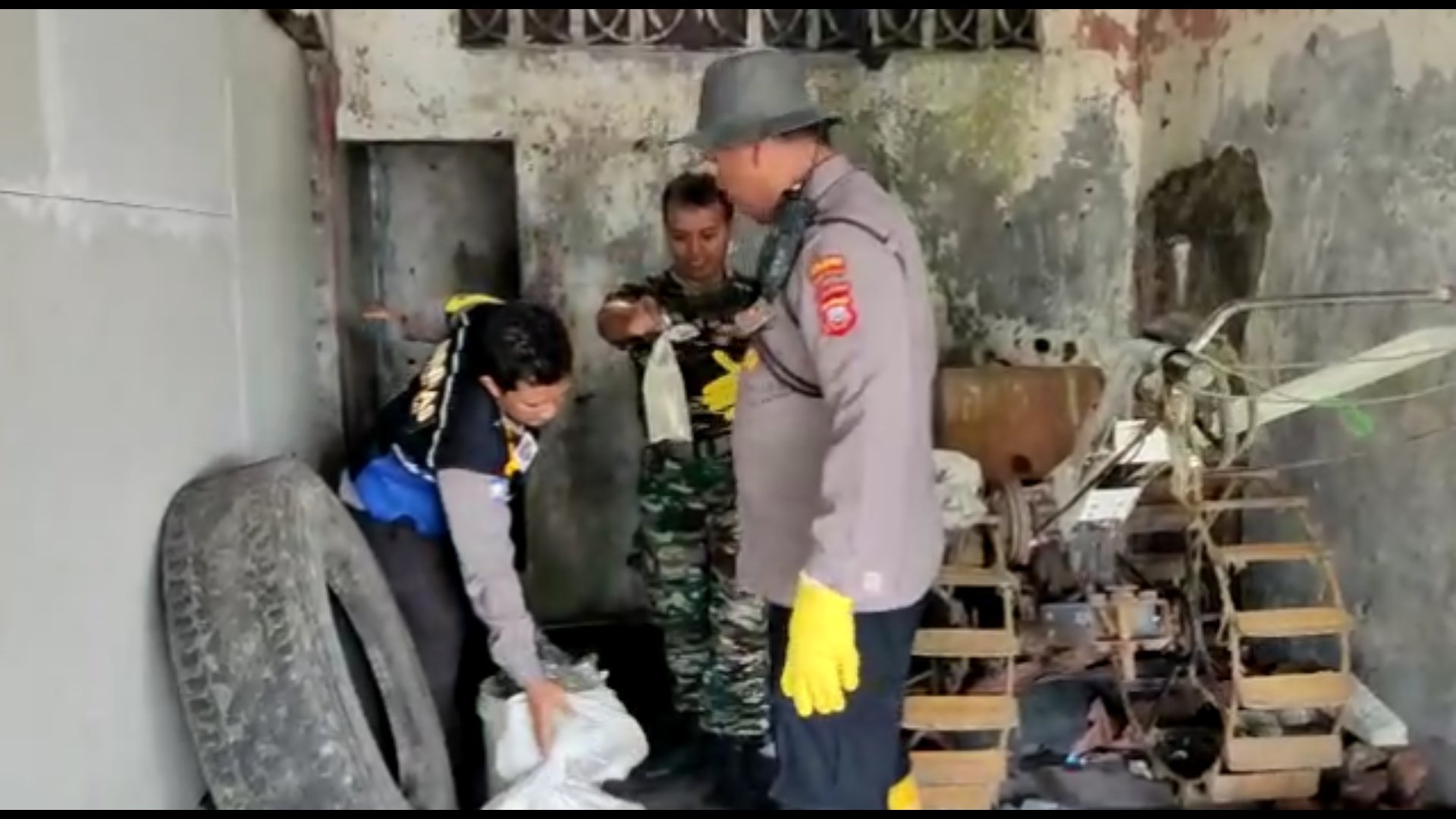 Saat Kegiatan Tasik Resik,  Polsek Mangkubumi Temukan Puluhan Liter Miras Jenis Tuak di Eks Terminal Cilembang