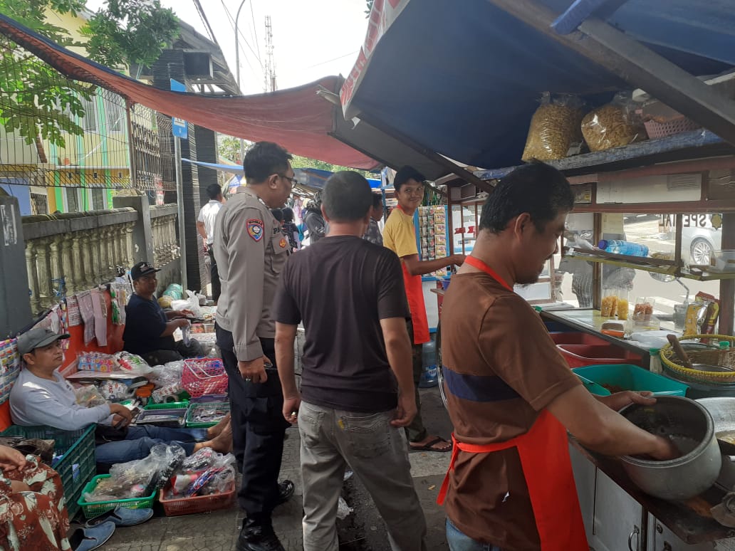Sambangi Pedagang Jajanan Anak di SD Pengadilan, Bhabinkamtibmas Kelurahan Empangsari Sampaikan Binluh Kamtibmas