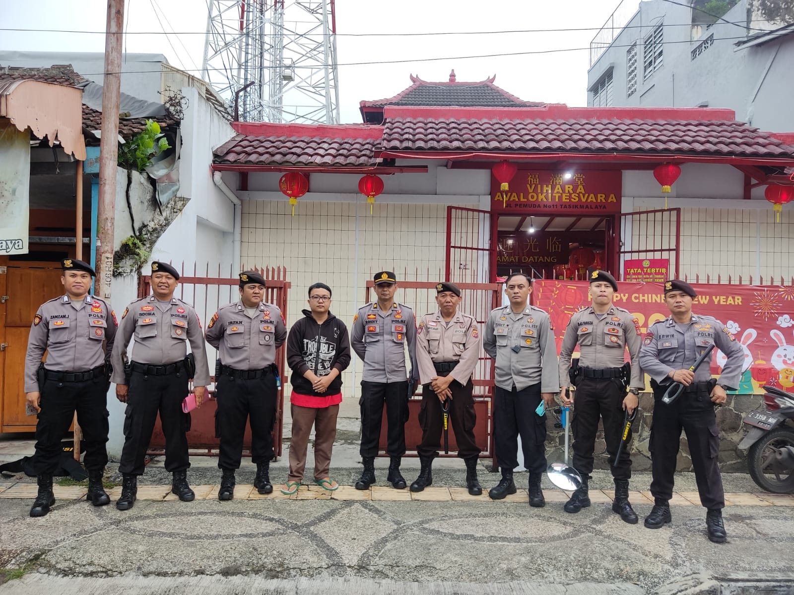 Jelang Perayaan Imlek, Sat Samapta Polres Tasikmalaya Kota Lakukan Sterilisasi Klenteng dan Vihara