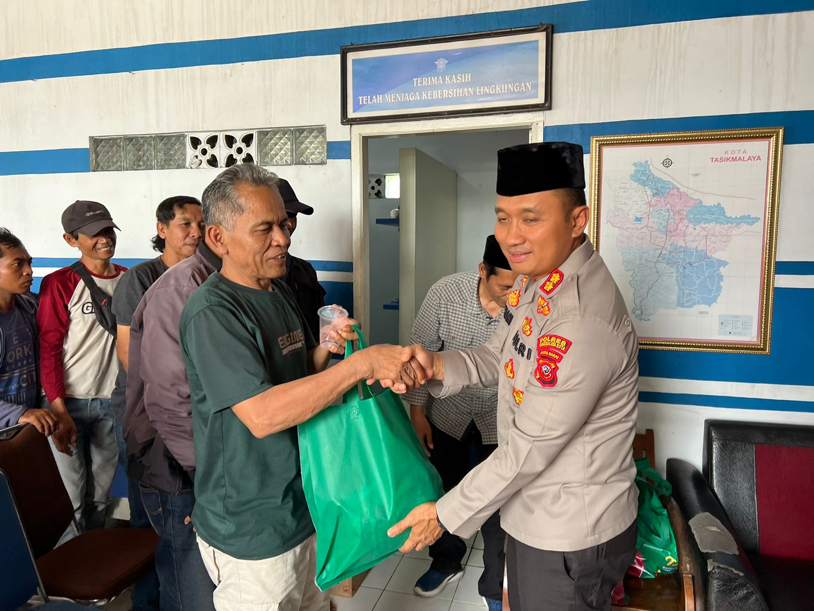 Bagikan Sembako ke Komunitas Ojek Pangkalan, Saat Kegiatan Jumat Curhat “Ngobrol Sareng Kapolres Tasikmalaya Kota”