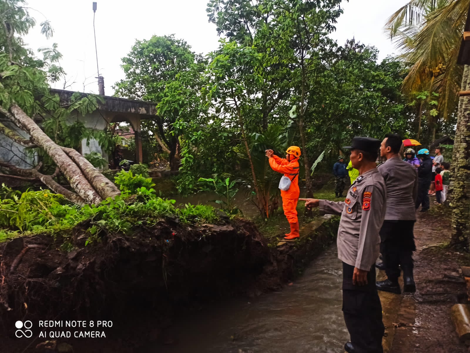 Personel Polsek Cibeureum Bersinergi Dengan BPBD Dan TNI, Evakuasi Pohon Tumbang dan Atap Rumah Warga  Ambruk