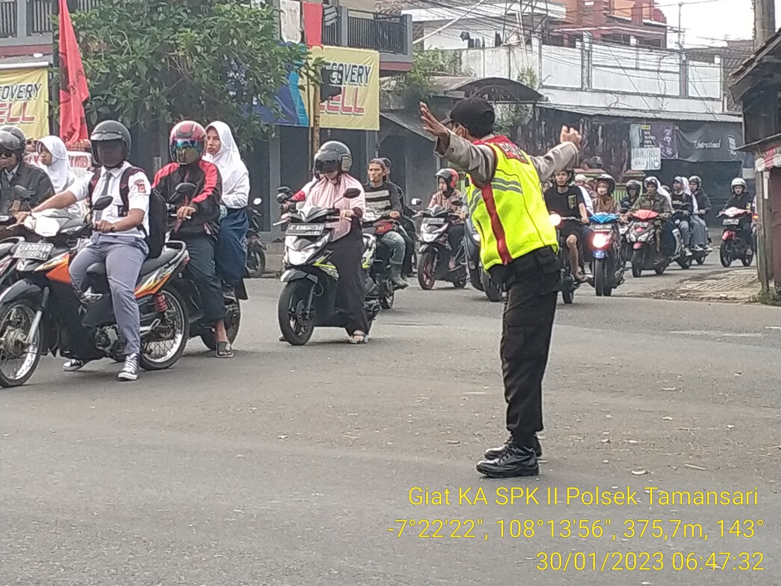 Strong Point Pagi Polsek Tamansari, Melaksanakan Penjagaan dan Pengaturan Guna Wujudkan  Kamseltibcarlantas