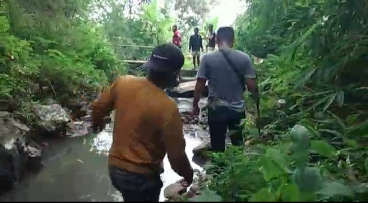 Kapolsek Jamanis Dan Satreskrim Polres Tasikmalaya Kota, Dibantu Warga Melakukan Pengejaran Pelaku Pembunuhan.