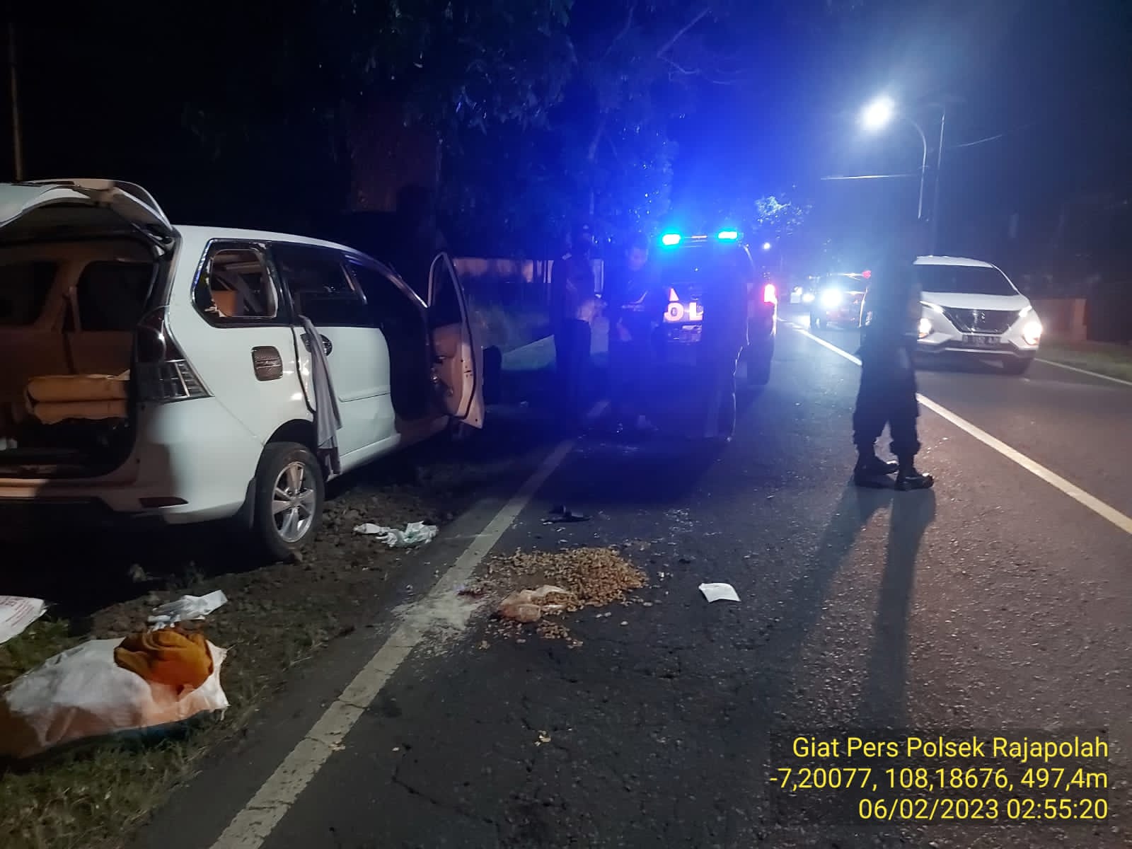 Diduga Karena Sopir Mengantuk, Sebuah Mini Bus Menabrak Pohon Dijalan Raya Rajapolah