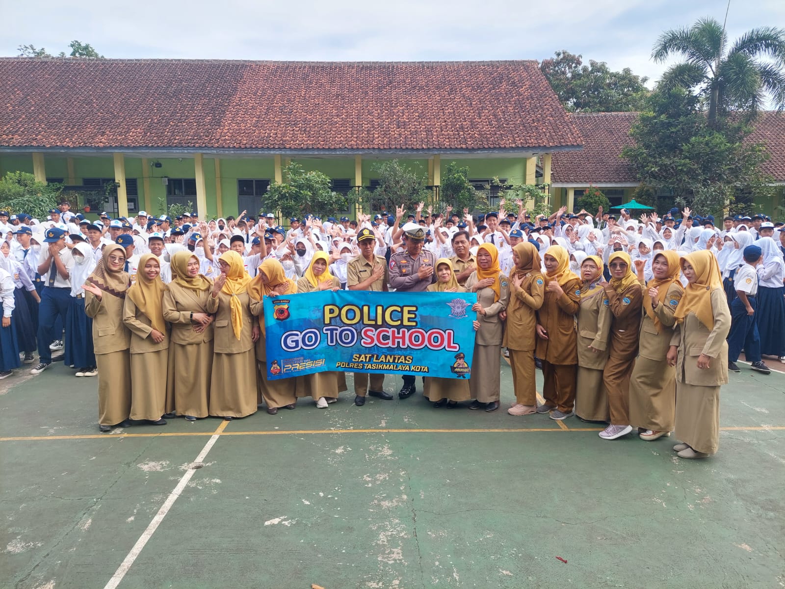 Police Goes to School Polres Tasikmalaya Kota, Sambangi SMPN 10, Berikan Pembinaan dan Sosialisasi Keselamatan Berlalulintas