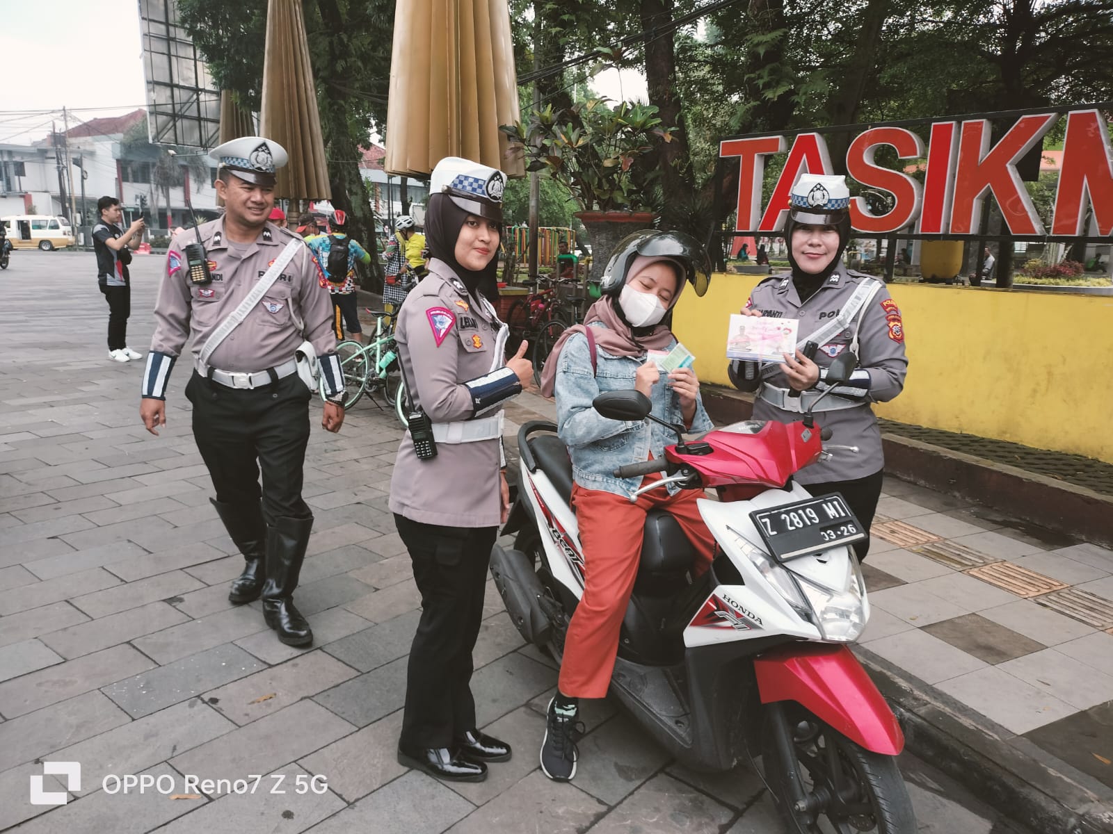 Operasi Keselamatan Lodaya 2023, Satlantas Polres Tasikmalaya Kota Bagikan Helm Gratis Untuk Anak