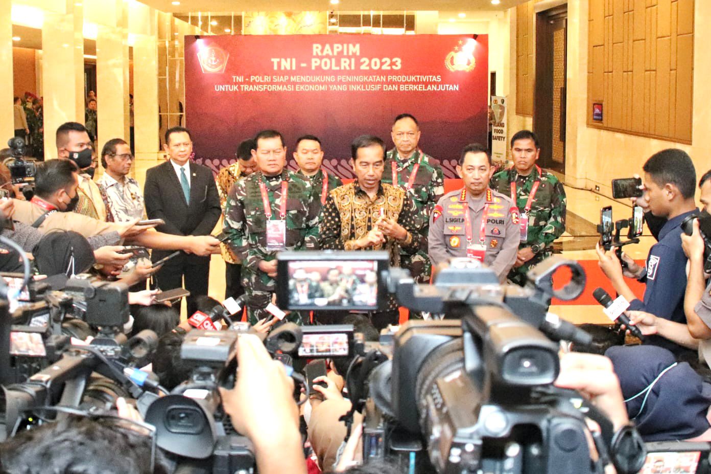 Berikan Pembekalan Umum Rapim TNI-Polri, Ketua MPR RI Bamsoet Ingatkan Kesiapan TNI-Polri Hadapi Tantangan Dunia Digital*