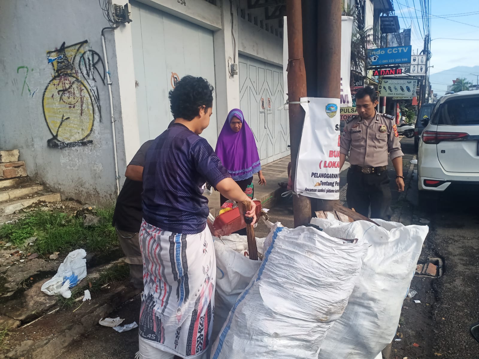 Kegiatan Tasik Resik, Gotong Royong Bersama Warga Bersihkan Sampah di TPS Ilegal
