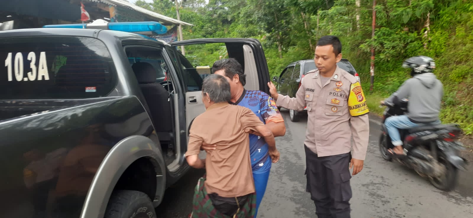 Respon Laporan Warga,  Bhabinkamtibmas Desa Gunungtanjung, Antarkan Kakek Yang Kesasar Diduga Karena Sudah Pikun