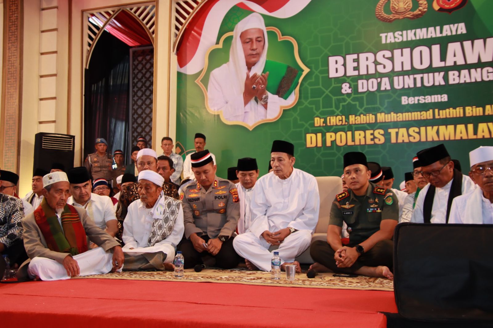 Ribuan Jemaah Hadiri Tasikmalaya Bersholawat dan Doa untuk Bangsa, Bersama Habib Luthfi Bin Ali Bin Yahya Di Polres Tasikmalaya Kota