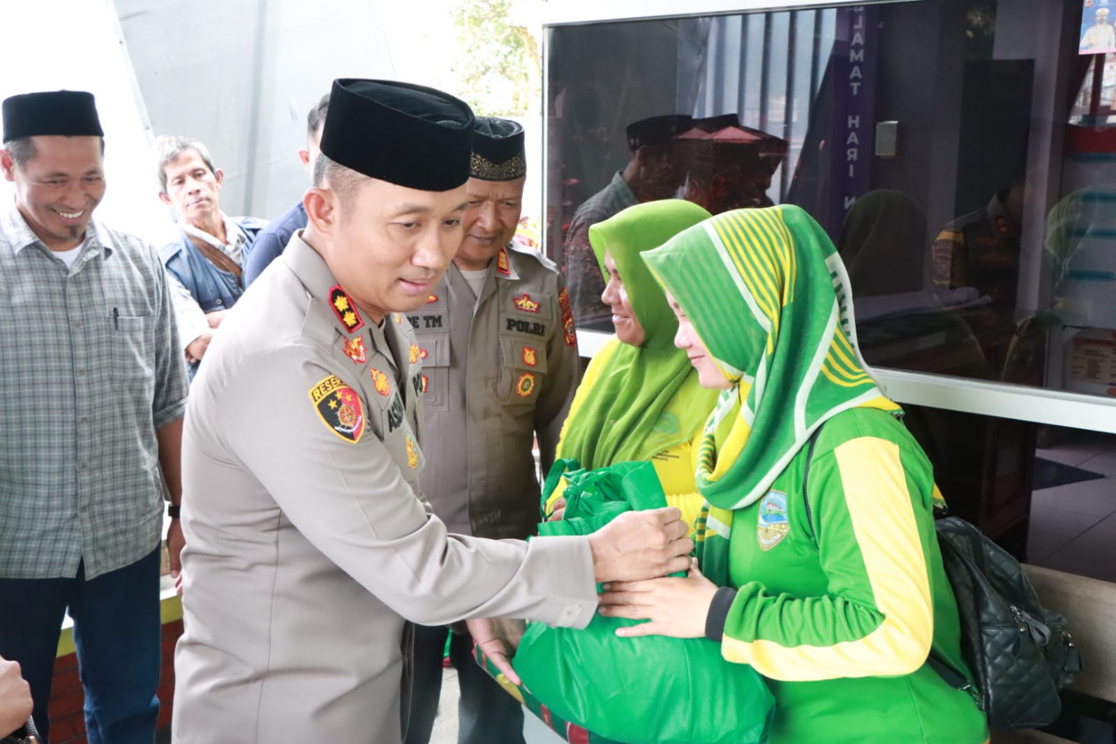 Kapolres Tasikmalaya Kota Bagikan Puluhan Paket Sembako Kepada Petugas Tenaga Kebersihan, Saat Kegiatan Jumat Curhat.