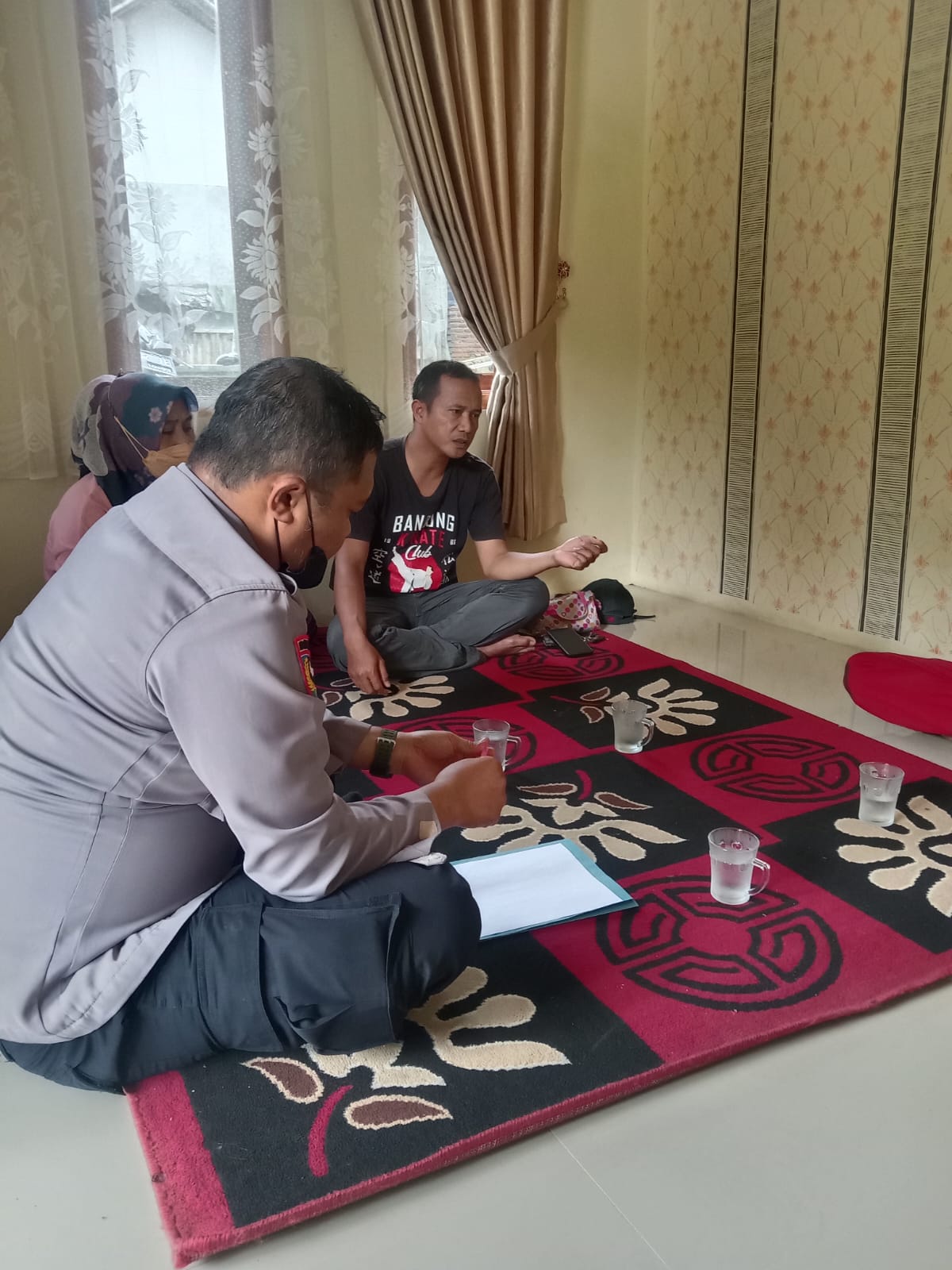 Problem Solving Bhabinkamtibmas Tengahi Perselisihan Warga