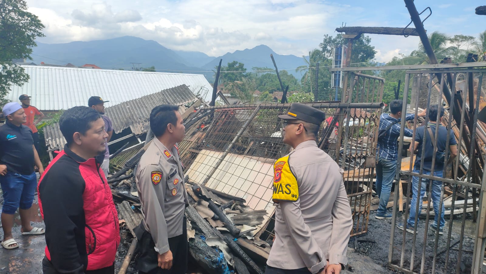 Gudang Logistik di Ponpes Idrisiyyah Dilalap Sijago Merah Unit Inafis Segera Melakukan Olah TKP