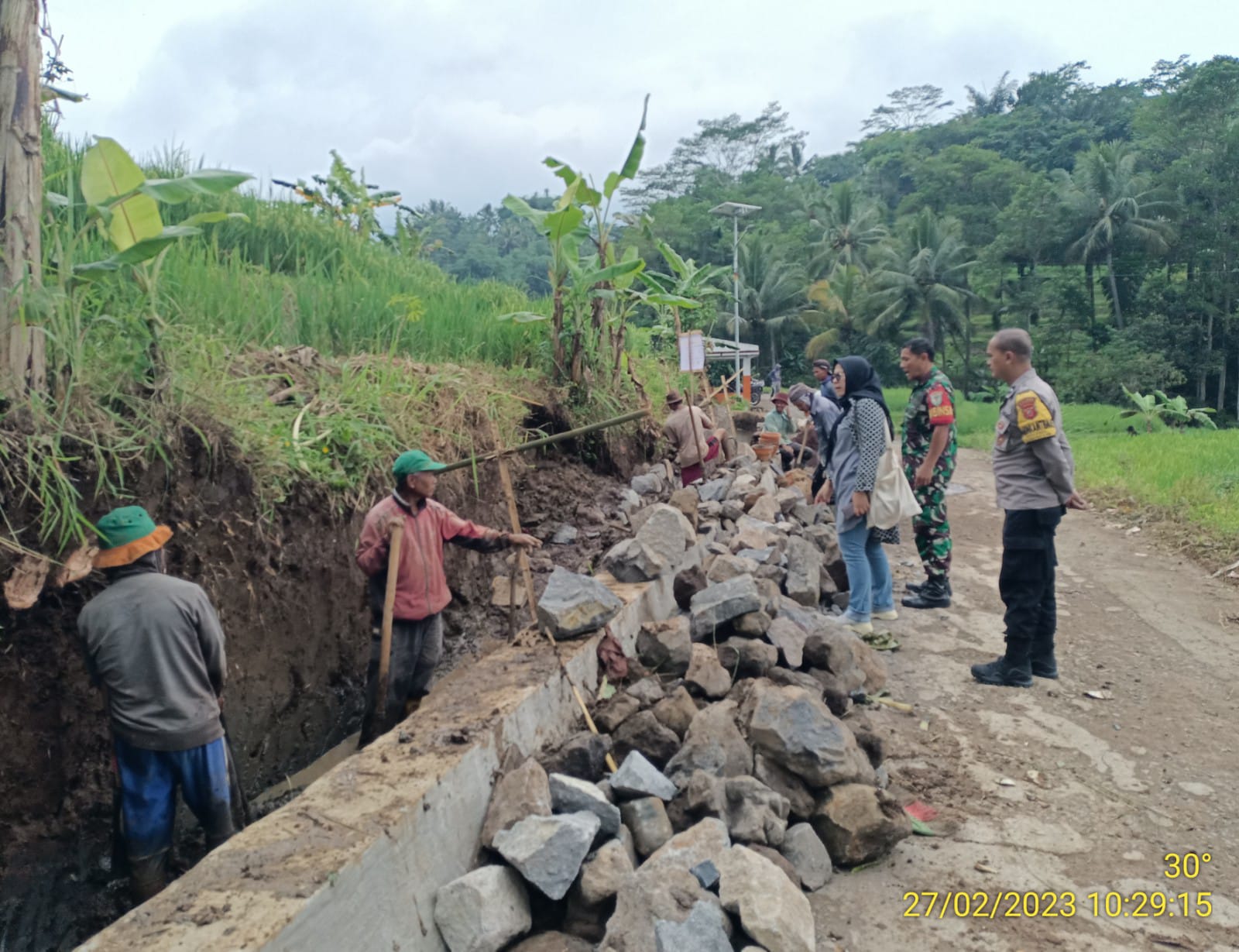 Sinergitas TNI-Polri di Kecamatan Ciawi, Pantau Pembangunan Infrastruktur Desa