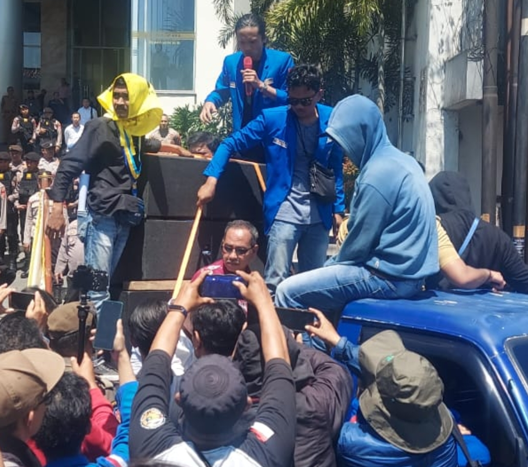 SEKDA Kota Tasikmalaya Diboyong Mahasiswa  Menaiki Mobil Bak Terbuka Menuju Kantor Wali Kota