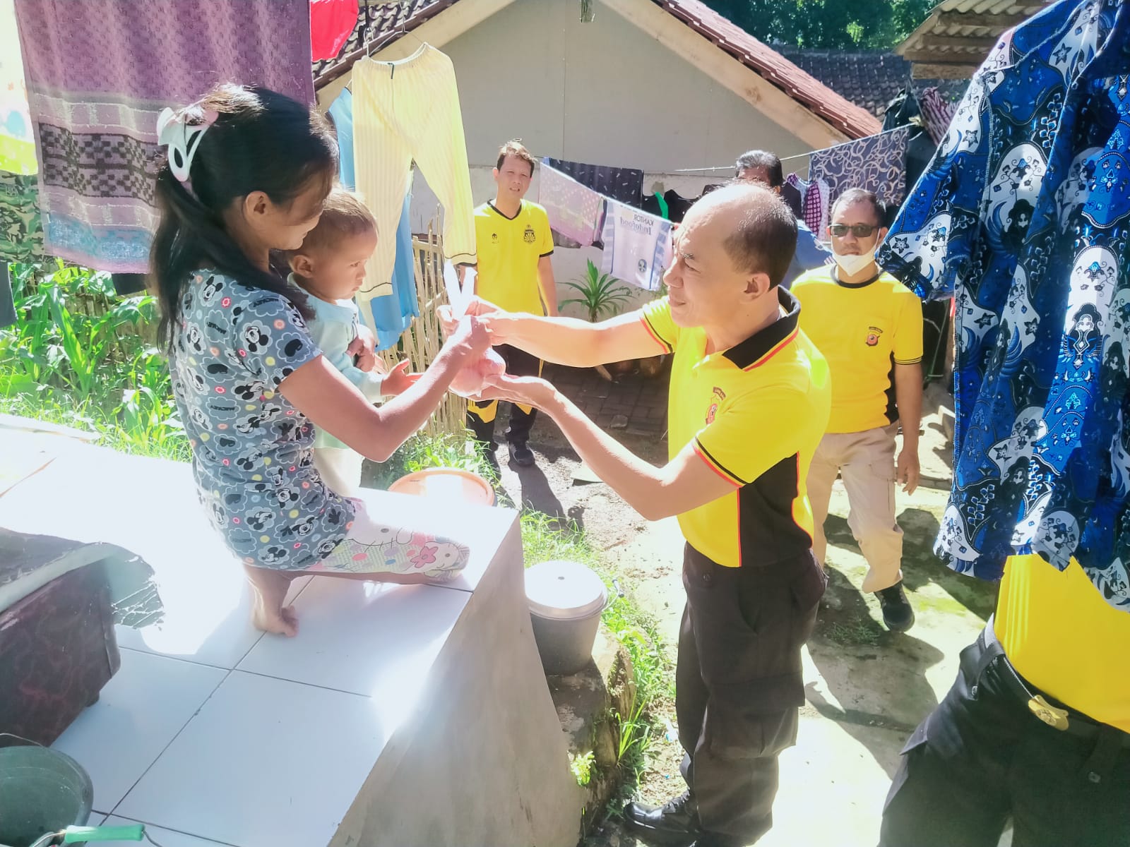Personel  Polsek Kawalu Bagikan Makanan Tambahan Untuk Anak Stunting