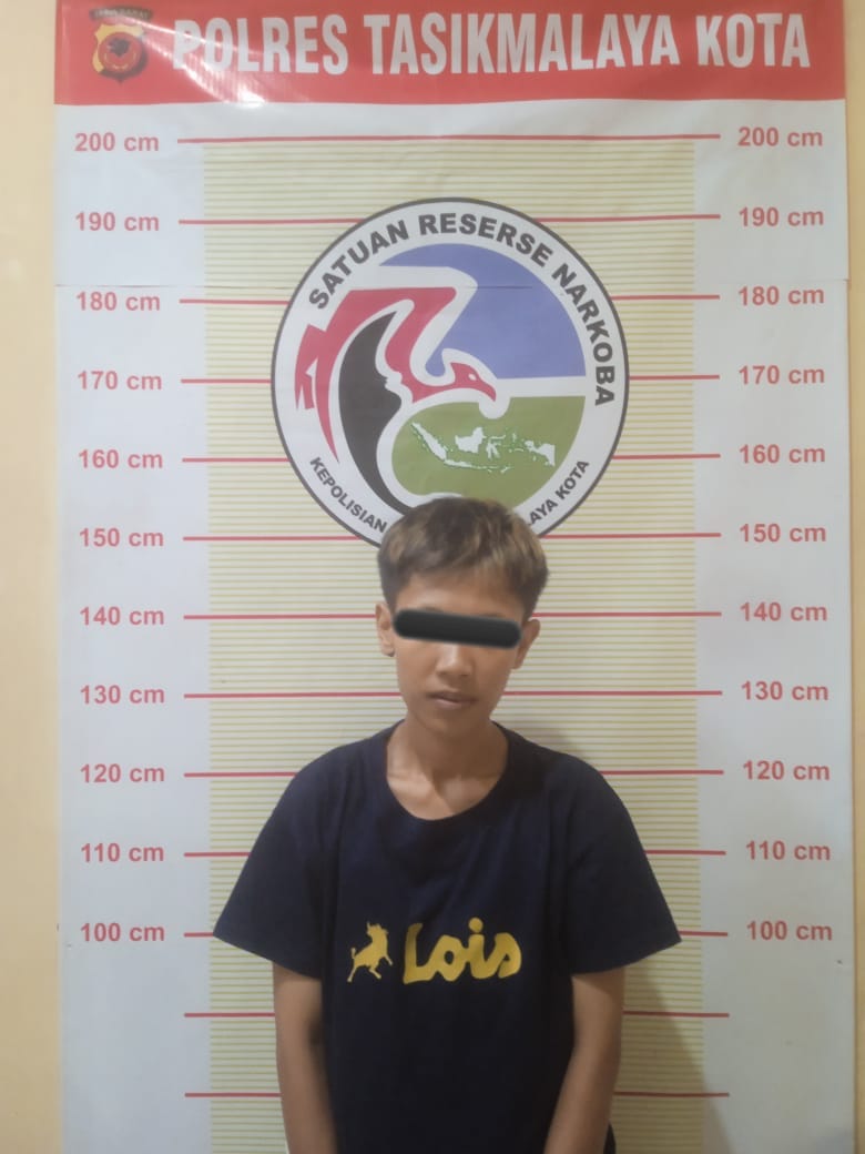 Mengedarkan Sabu, Perempuan Berpenampilan Tomboy Ditangkap Satnarkoba Polres Tasikmalaya Kota,