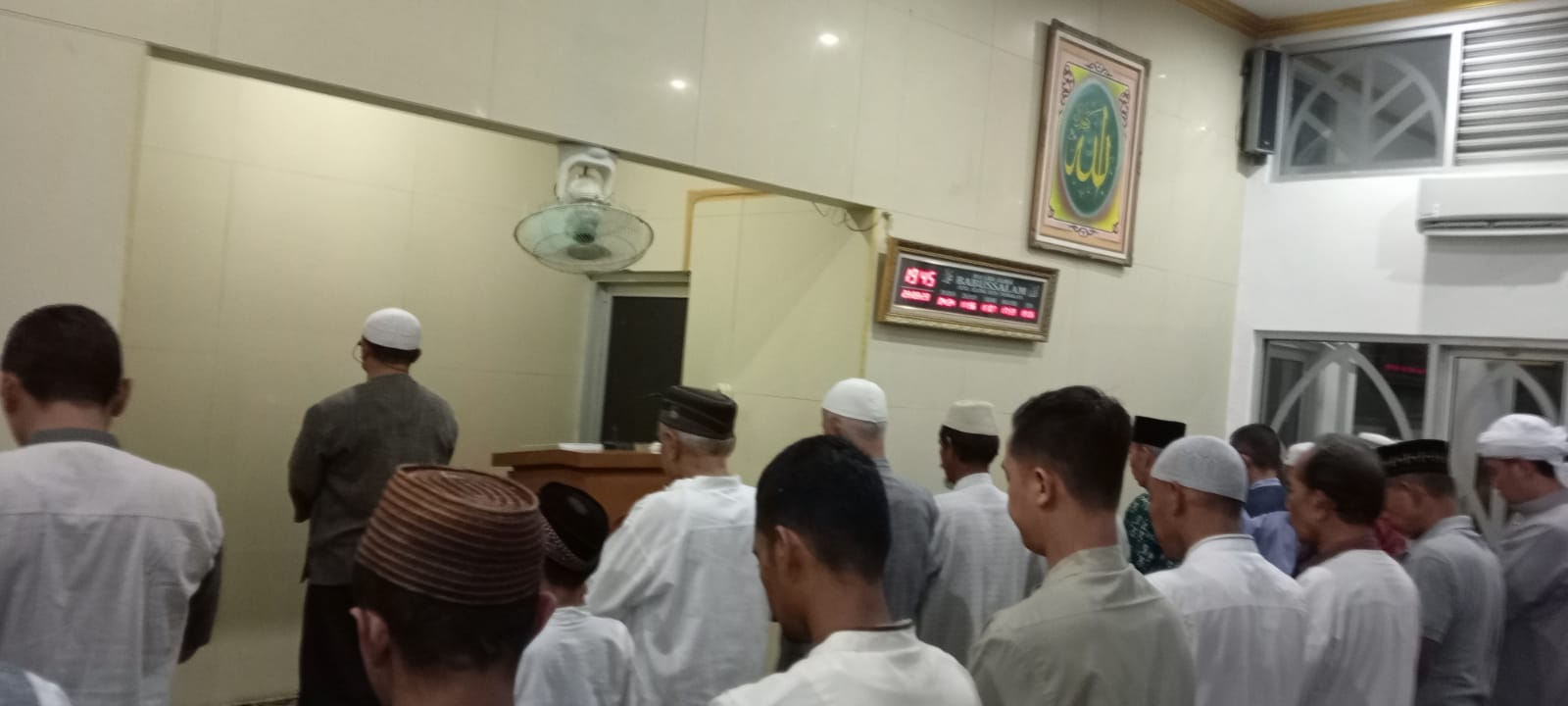 Kapolresta Mengikuti Kegiatan Tarawih Bersama Di  Masjid Babussallam Aspol Bojong