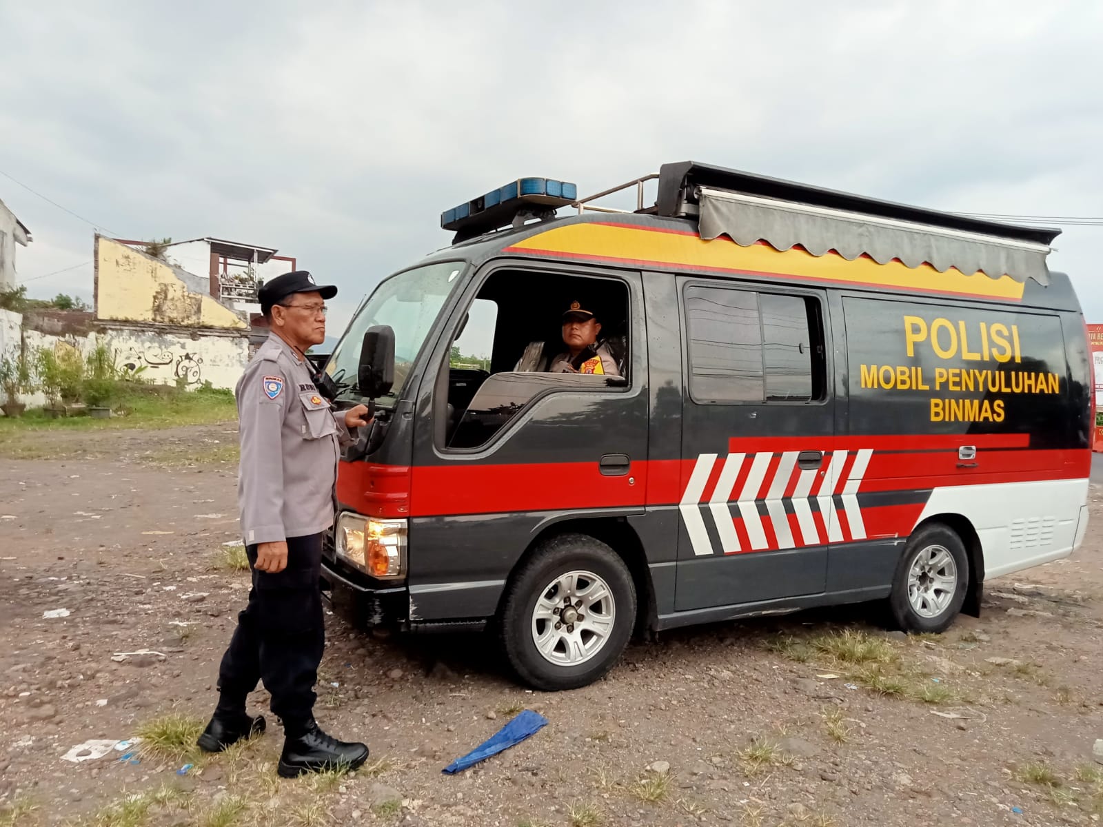 Sat Binmas melaksanakan Inn woro woro himbauan Kepada Pengunjung Ngabuburit Di Jembatan Kujang Jl Lingkar Utara