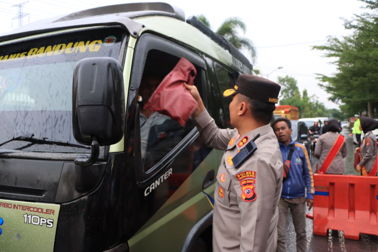 Jalin Kedekatan Dengan Masyarakat, Polres Tasik Kota Bagikan Takjil