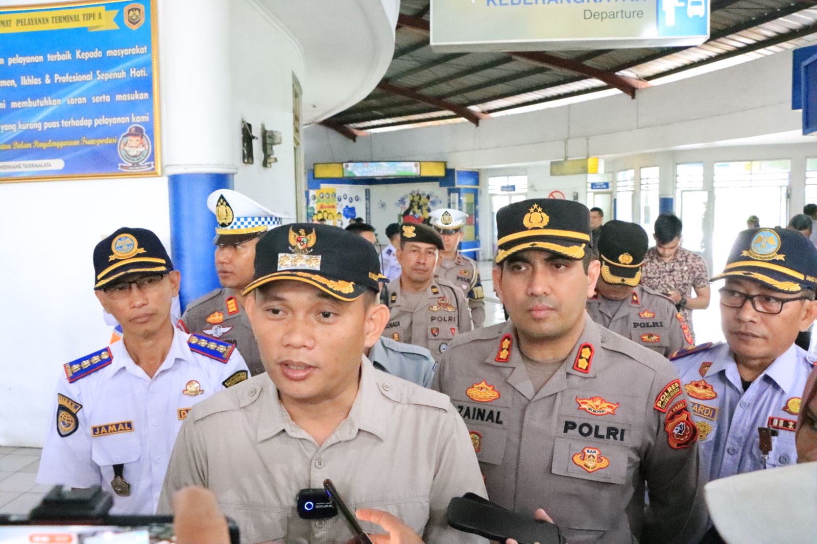 Dampingi Pj Walikota,  Kapolres Tasikmalaya KotaTinjau Kesiapan Kendaraan Angkutan Mudik Lebaran 2023 di Terminal Tipe A Indihiang