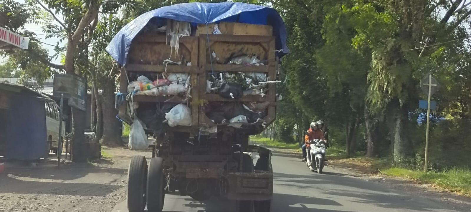 Memilukan, Salah Satu Armada Pengangkut Sampah Berkondisi Amburadul Seperti Rongsokan Perang Masih Dioperasikan