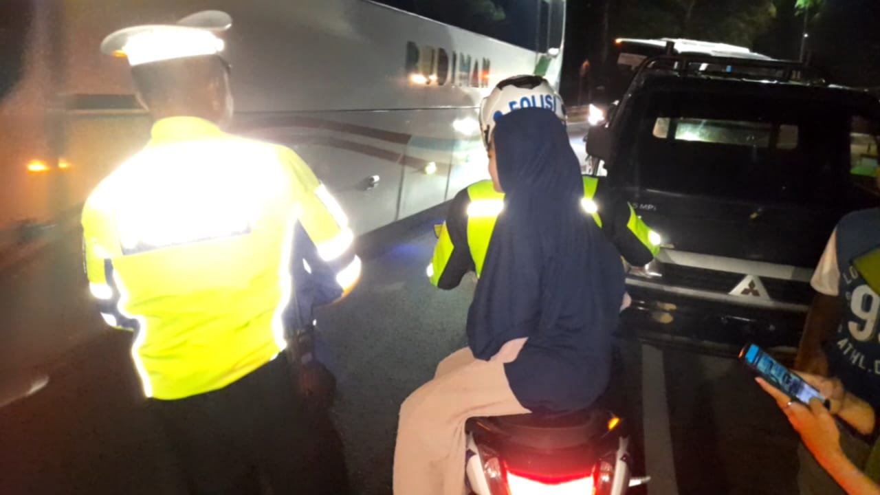 Arus Balik, Seorang Wanita Kedapatan Meringis Kesakitan di Dalam Mobil, Polisi Evakuasi Korban