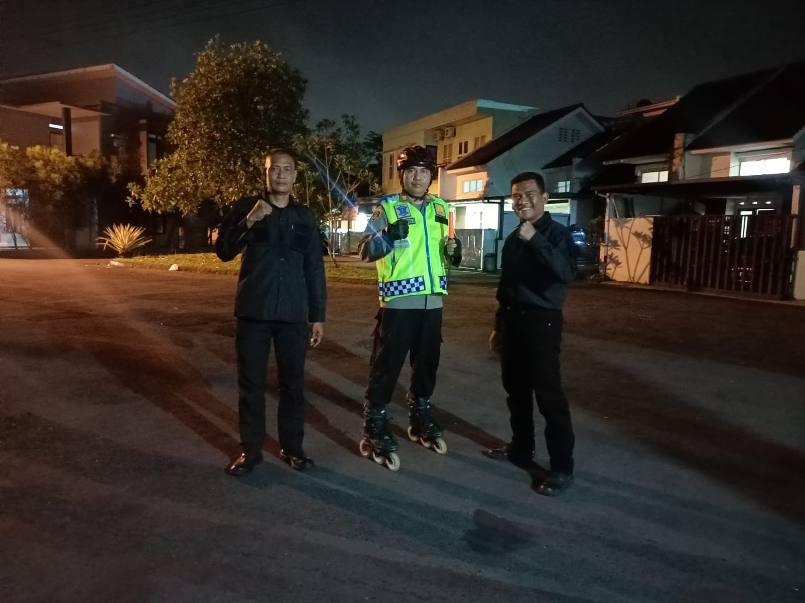 Perumahan Sepi Ditinggal Mudik Pemiliknya, Polisi Di Tasikmalaya  Patroli Keliling Pake Sepatu Roda.