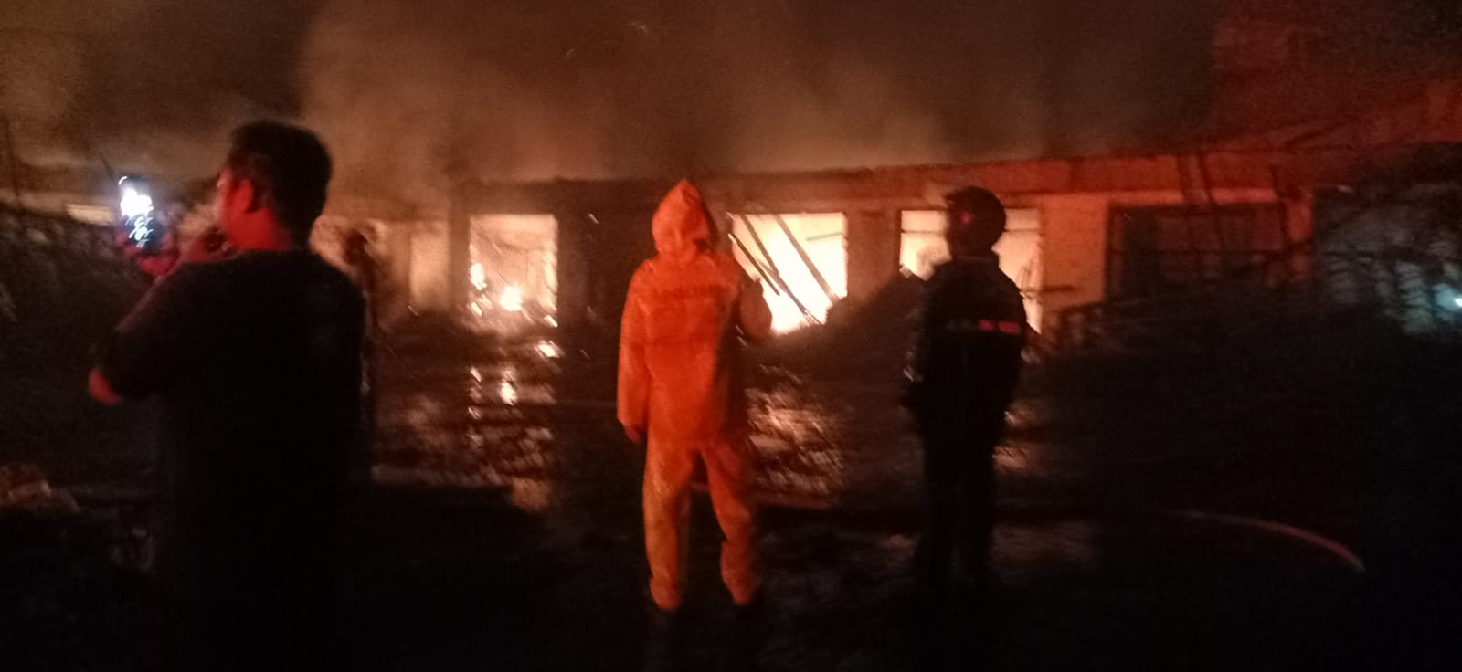 Dinihari, Sekitar 22 Kios Pasar Cineam Kebakaran,  Petugas Lakukan Olah TKP &  Penyelidikan