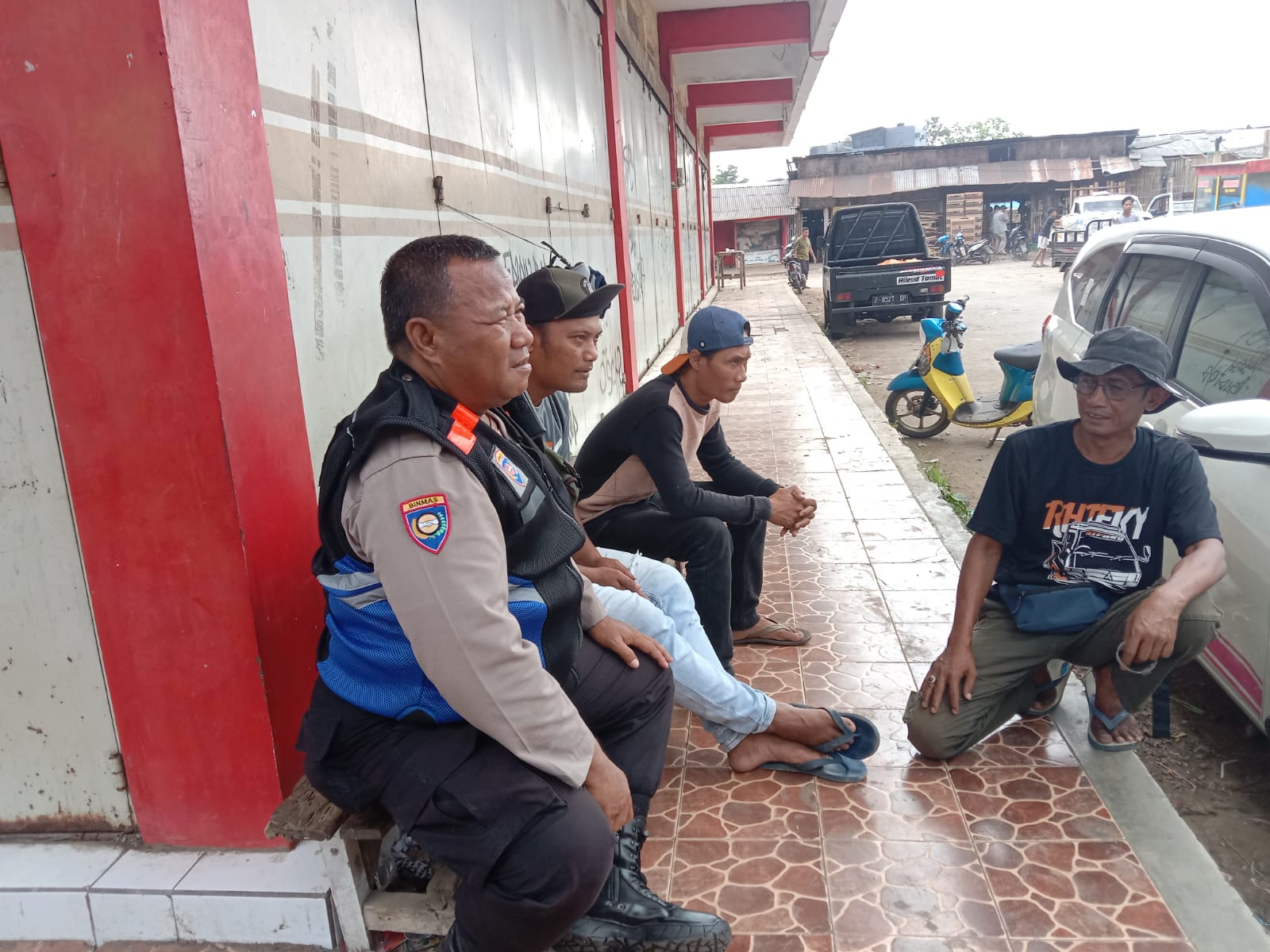 Sat Binmas Polres Tasik Kota Polda jabar, Memberi Bantuan Ongkos kepada Warga Yang Kehabisan Bekal Dalam  Perjalanan.