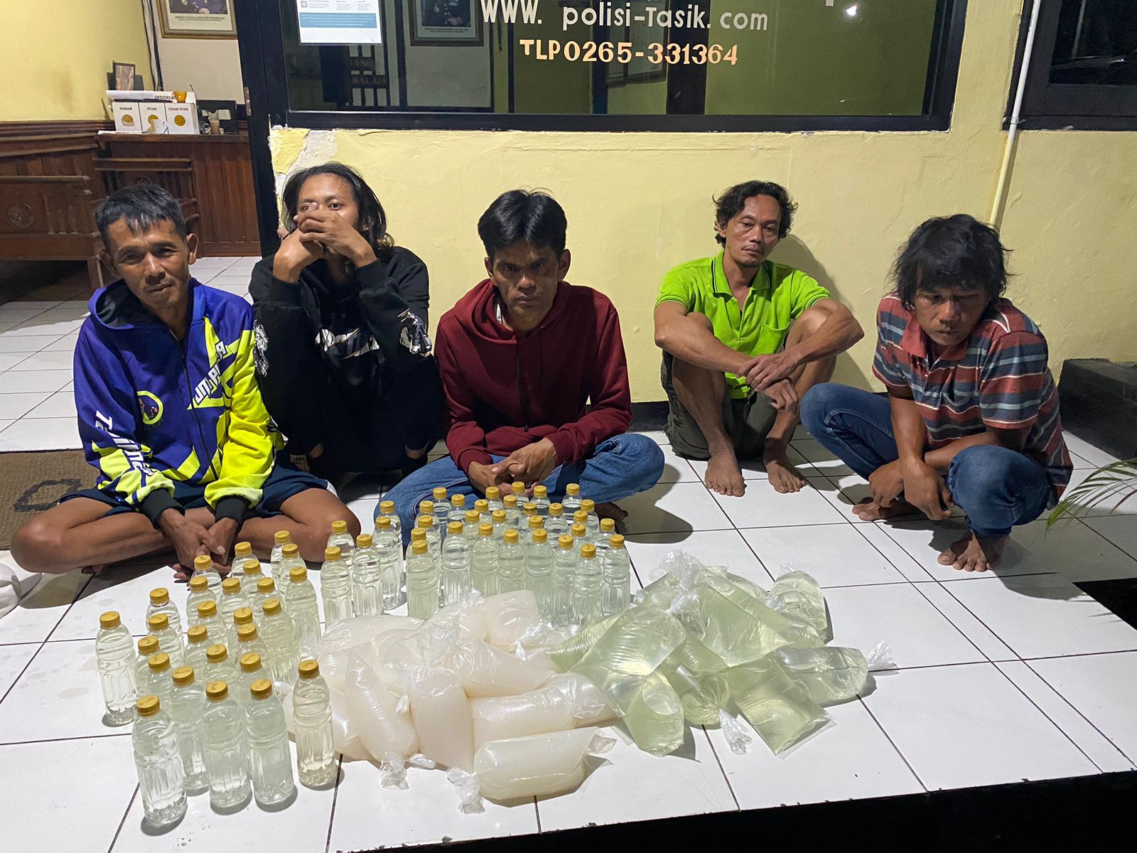 Tempat Penjualan Miras Digerbek,  Polsek Indihiang Amankan Puluhan Liter Ciu dan Tuak