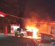 Sebuah Mobil Terbakar Dilokasi SPBU, Sementara Pengemudinya Pinsan Dilarikan Ke RS