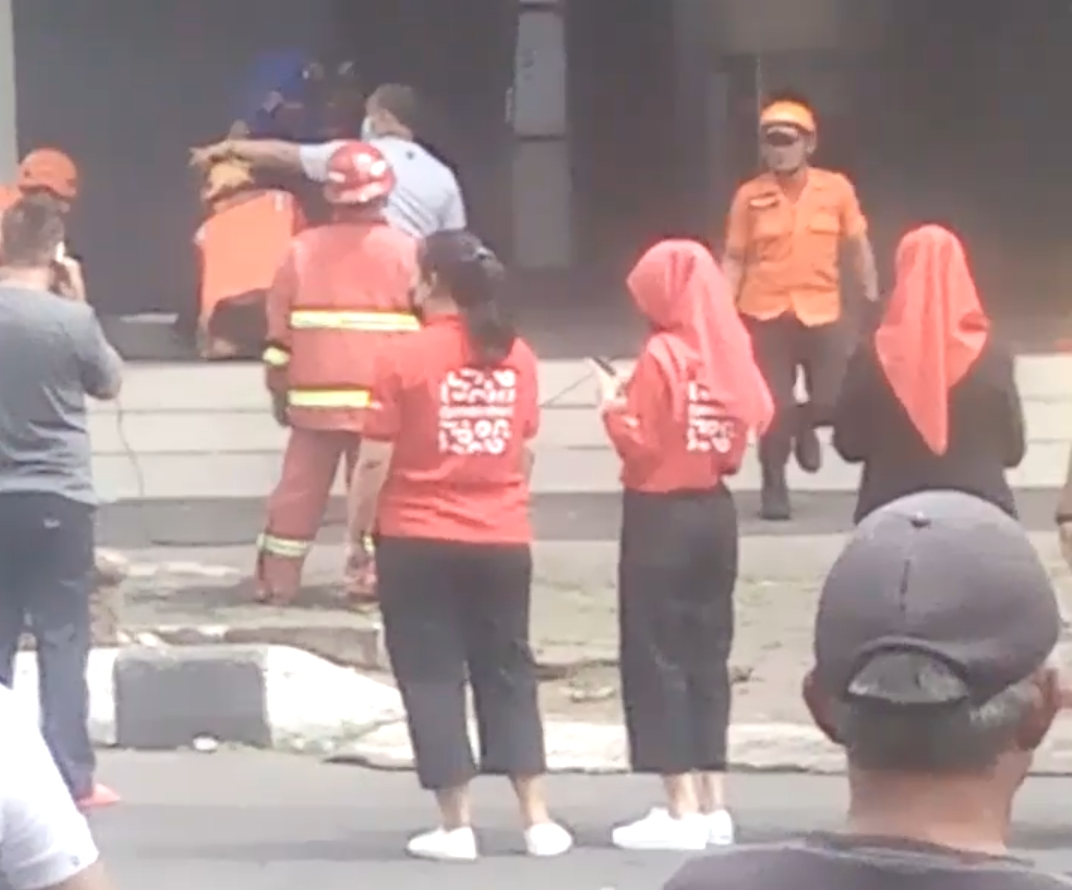 Terlihat Geger Dan Panik, Para Karyawan Matahari Departemen Store Berhamburan, Saat Ada Kepulan Asap Dilokasi Kerjanya.
