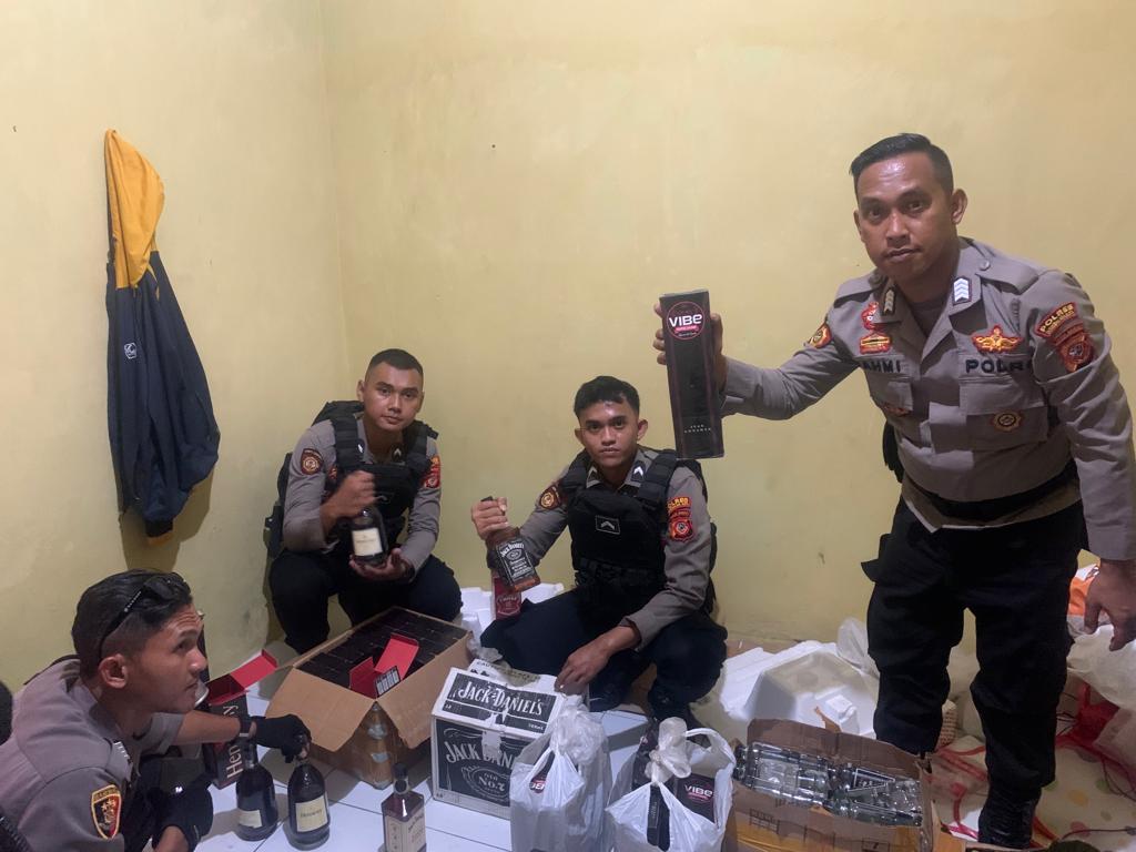 Sebuah Rumah Kontrakan Digerbek Polisi Karena Disulap Menjadi Gudang Dan Tempat Meracik Miras Oplosan