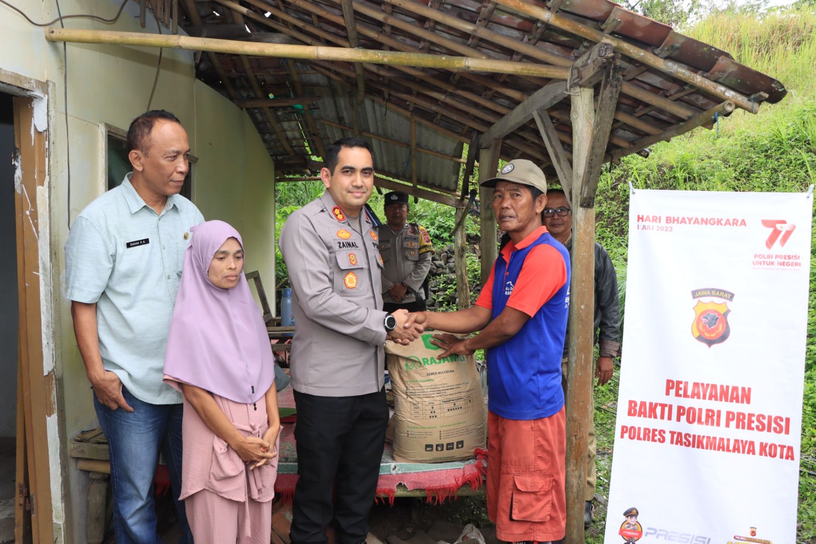 Polres Tasikmalaya Kota, Berikan Bantuan Semen Kepada Pemilik Rumah Tidak Layak Huni (Rutilahu)