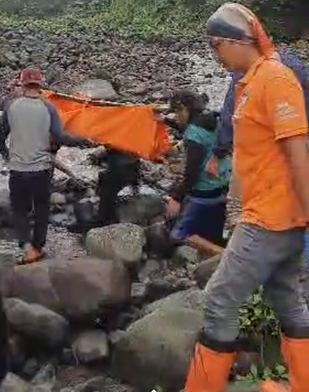 Seorang Pria Tewas Di Pinggir Sungai Cikunir Sukaratu, Ditemukan Ada  Luka Dibeberapa Bagian Tubuhnya.