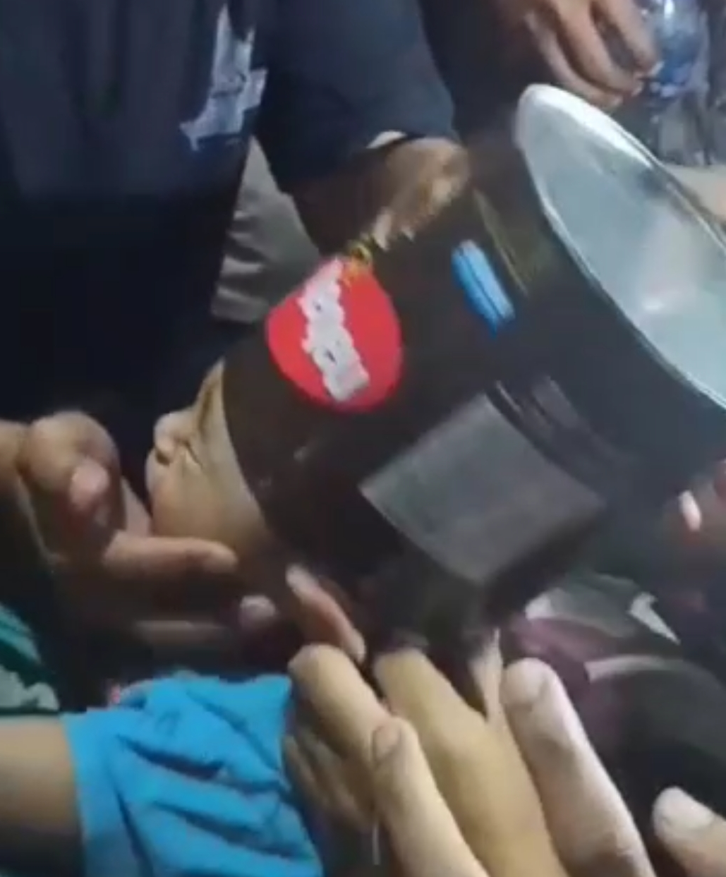 Seorang Balita Kepalanya Masuk Kekaleng Biscuit, Damkar Berhasil Bantu Evakuasi Hingga Menggunakan Gerinda