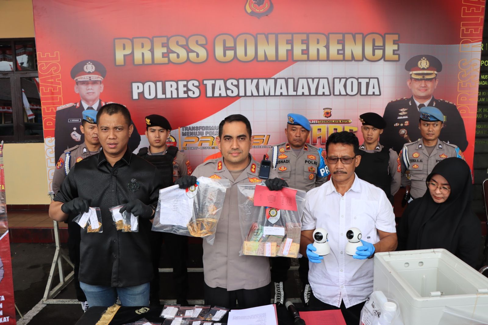 Press Release Pengungkapan Kasus Pencurian Brankas Uang & Perhiasan Seberat 1,6 kg Di Mapolres Tasikmalaya Kota