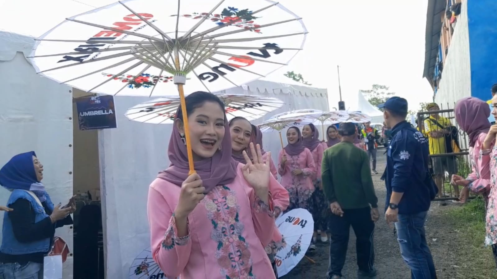 Berkostum Kebaya Adat Sunda, Umbrella Girl Oneprix Putaran III di Tasikmalaya Curi Perhatian