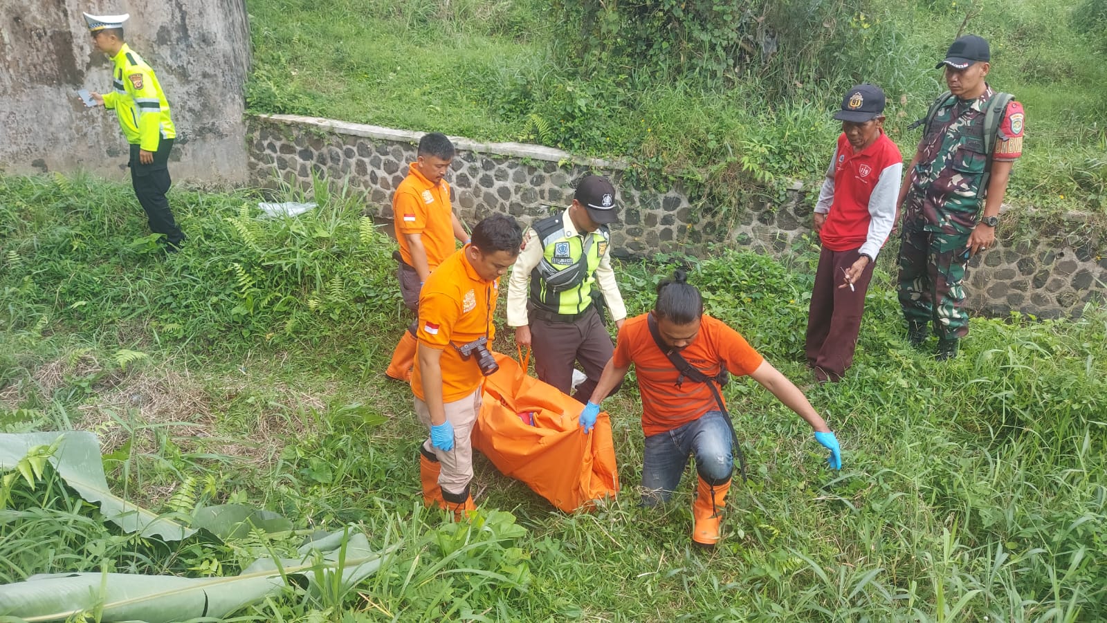 Seorang Pria Tanpa Identitas Ditemukan  Tewas Diduga Tertabrak Kereta Api Di Perlintasan Rell Indihiang