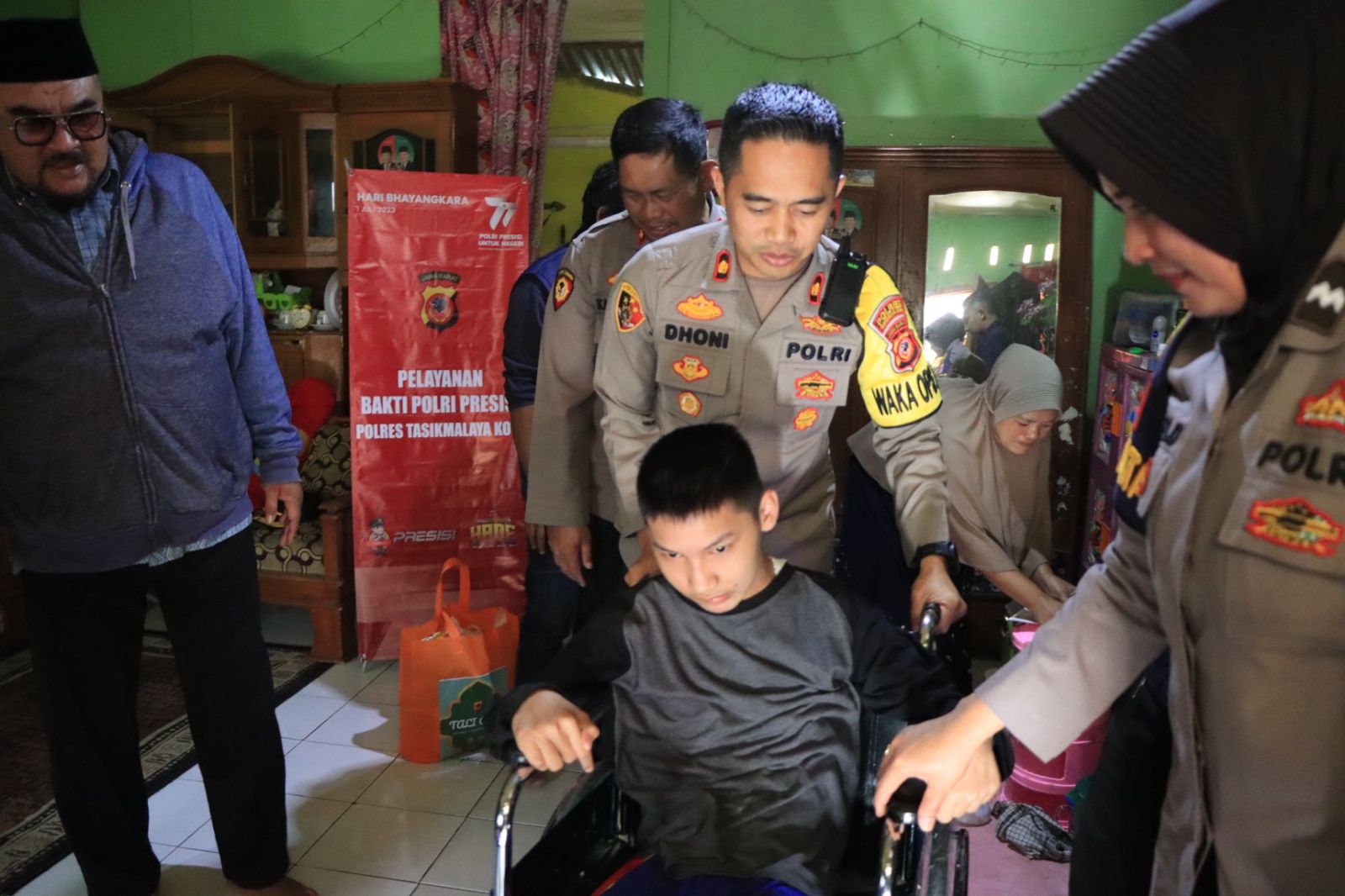 Bakti Polri Presisi, Polres Tasik Kota, Berikan Kursi Roda Dan Sembako, Untuk Anak yang Berkebutuhan Khusus