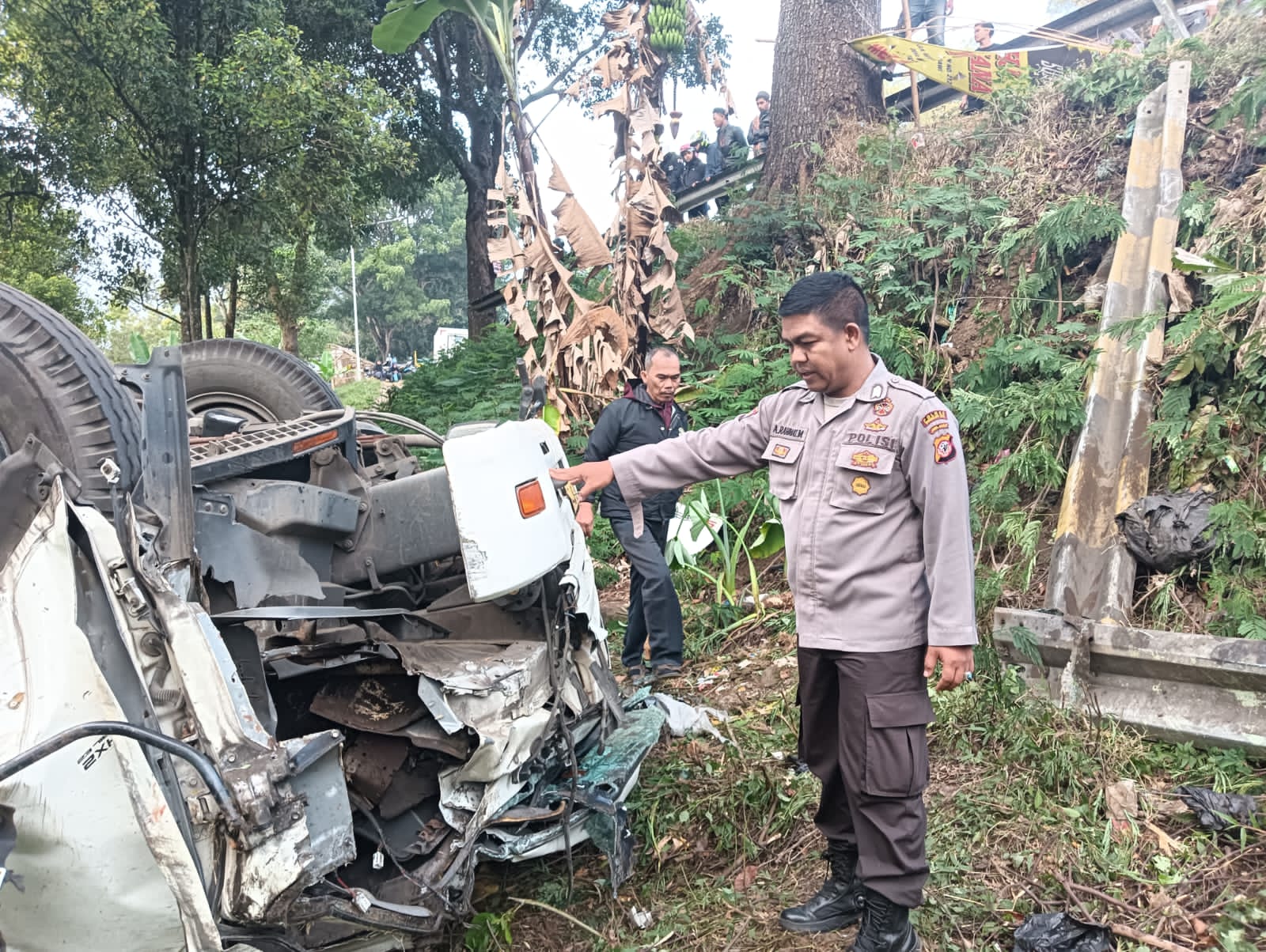 Truk Kontainer Masuk Jurang di Jalur Gentong, Tewaskan Seorang Anak, Polisi Bantu Evakuasi Korban