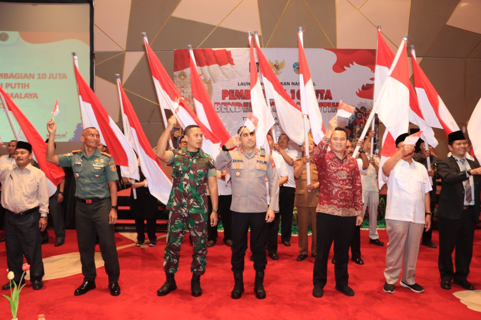 HUT RI Ke 78 ,Kapolres Tasik Kota Membagikan 10 Juta Bendera Merah Putih