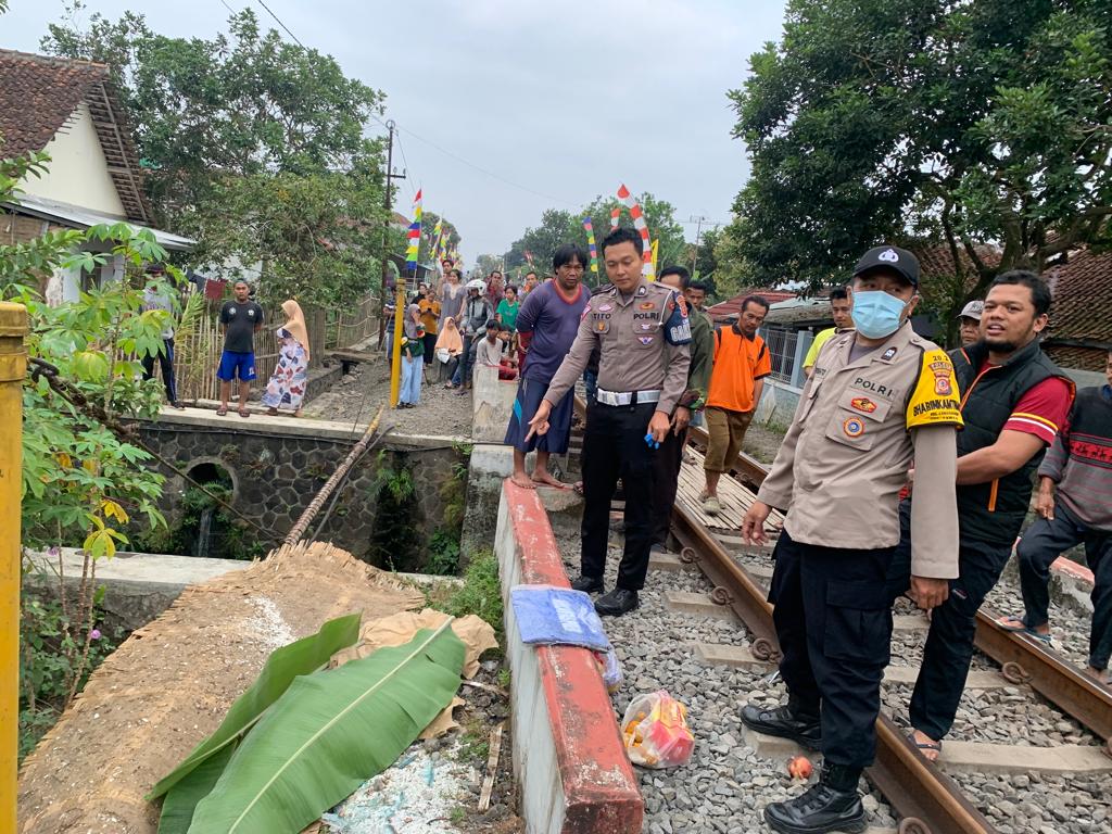 Diduga Tertabrak KA,Seorang Perempuan Ditemukan Meninggal Dipinggir Rel