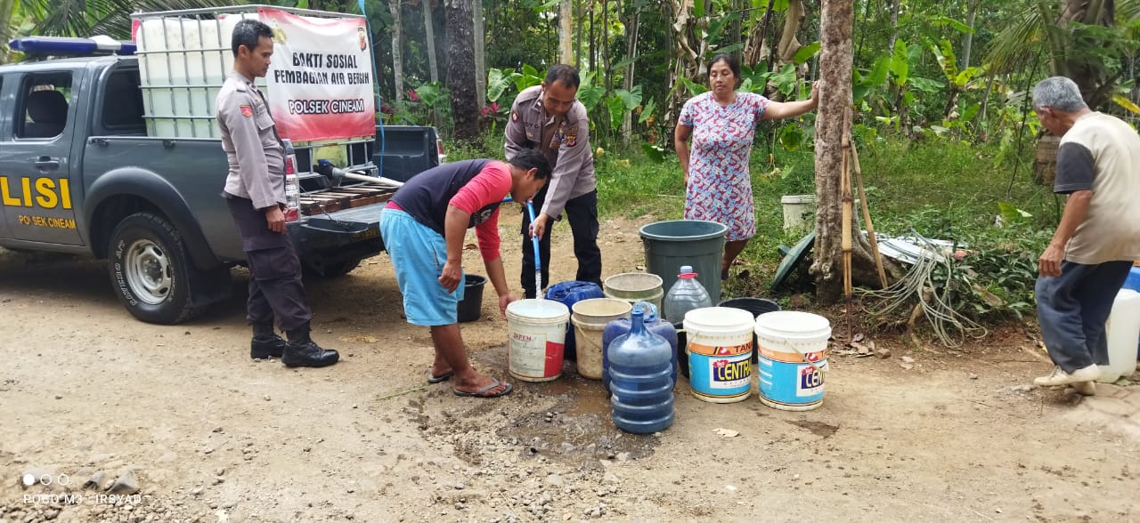 Kemarau Berkepanjangan, Polsek Cineam Polres Tasik Kota Polda Jabar, Bagikan Air Bersih Kepada Warga