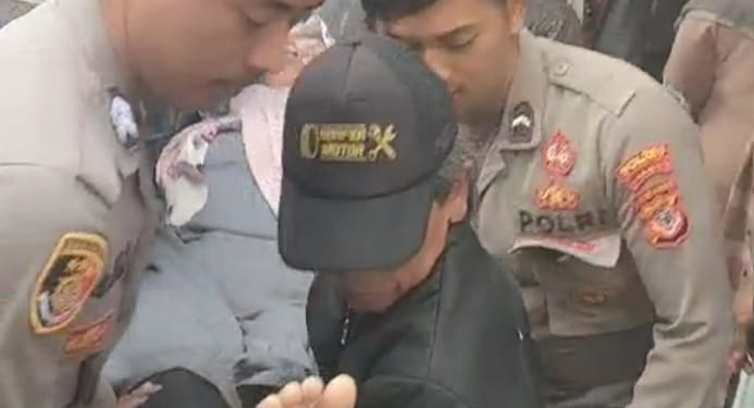 Anggota PAM TPS, Sigap Bantu Warga Yang Pingsan Saat Pencoblosan Pilkades