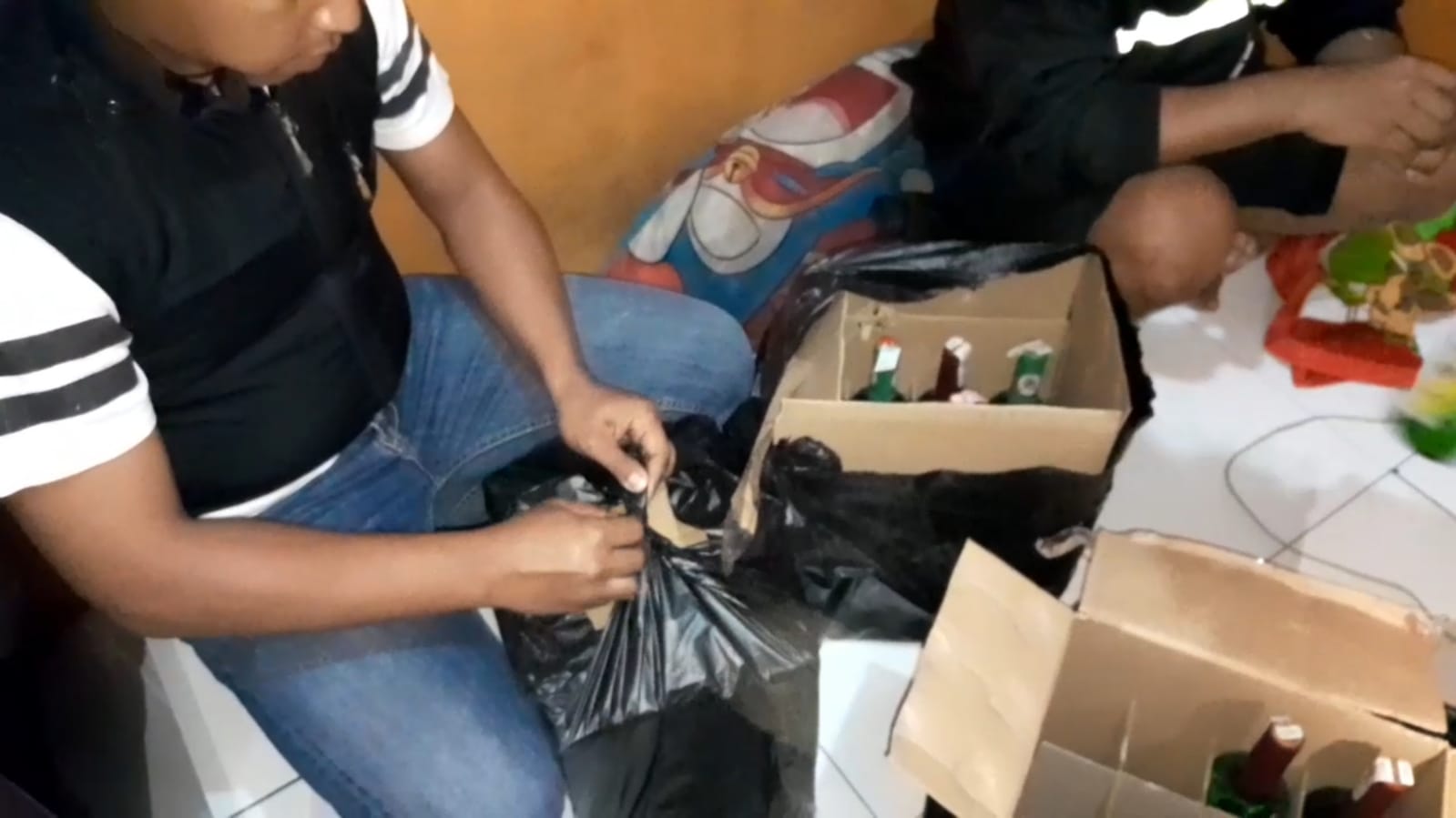 Ratusan Botol Miras Diamankan Patroli Maung Galunggung Polresta Tasikmalaya Dari Sebuah Kontrakan